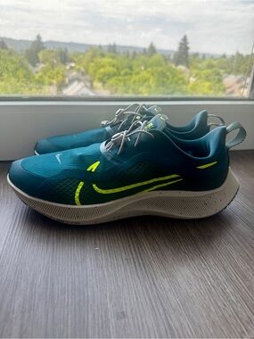 Nike Men’s Teal Run Shield with Volt Swoosh